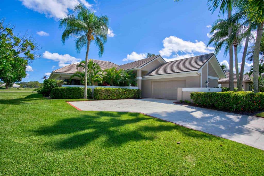 Photo of 127 Coventry Place, Palm Beach Gardens, FL 33418 (MLS # R10755740)