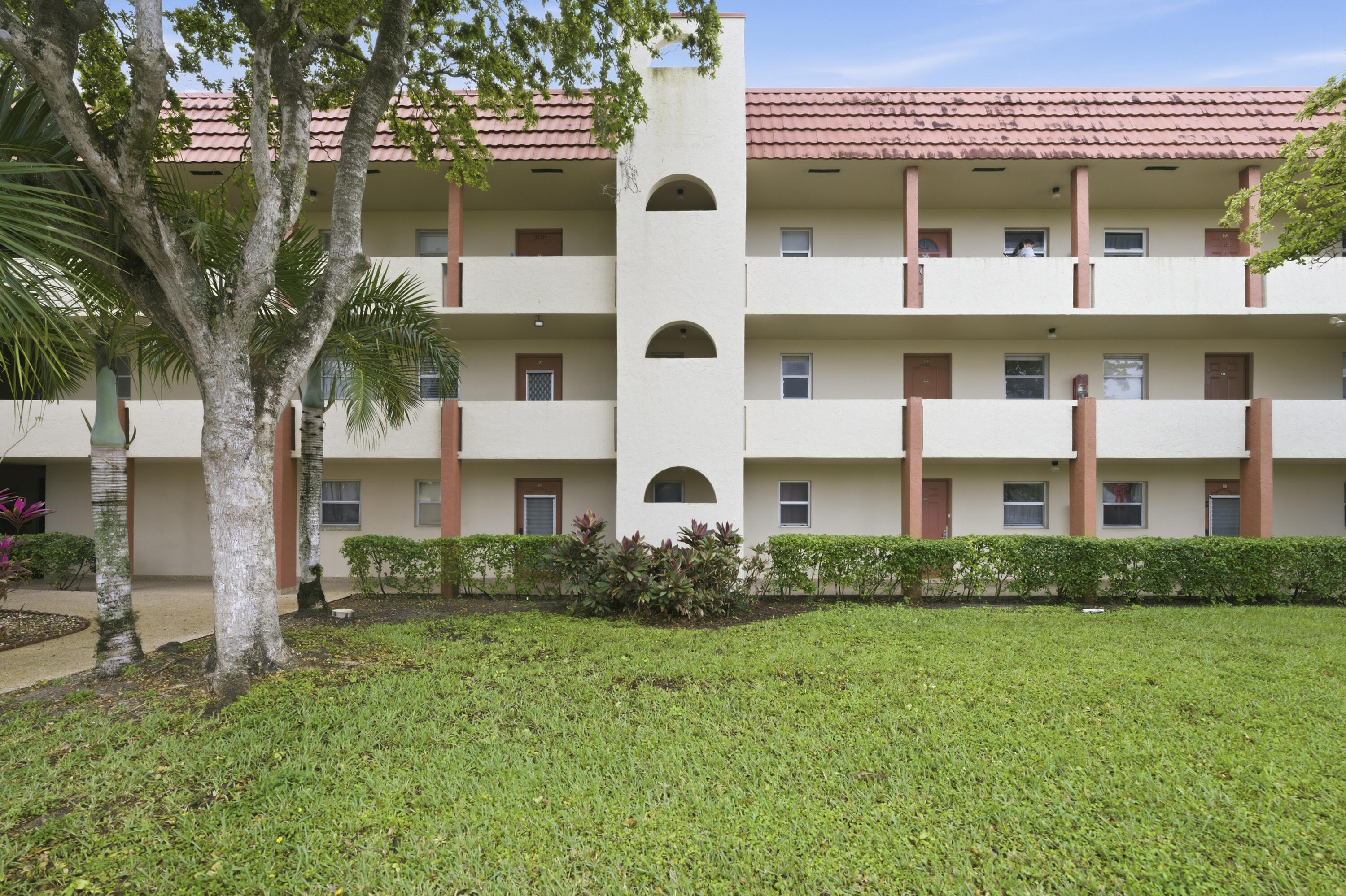 2900 Sunrise Lakes Drive W 201