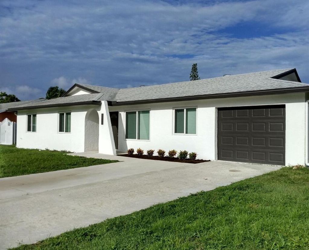 Photo of 121 Swan Parkway W, Royal Palm Beach, FL 33411 (MLS # R10738894)