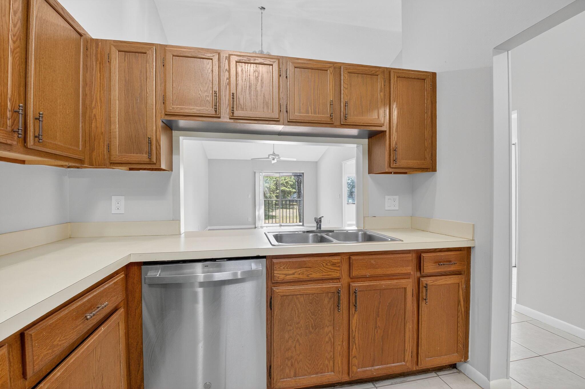 ENVIRONMENT I CONDO - Residential Lease