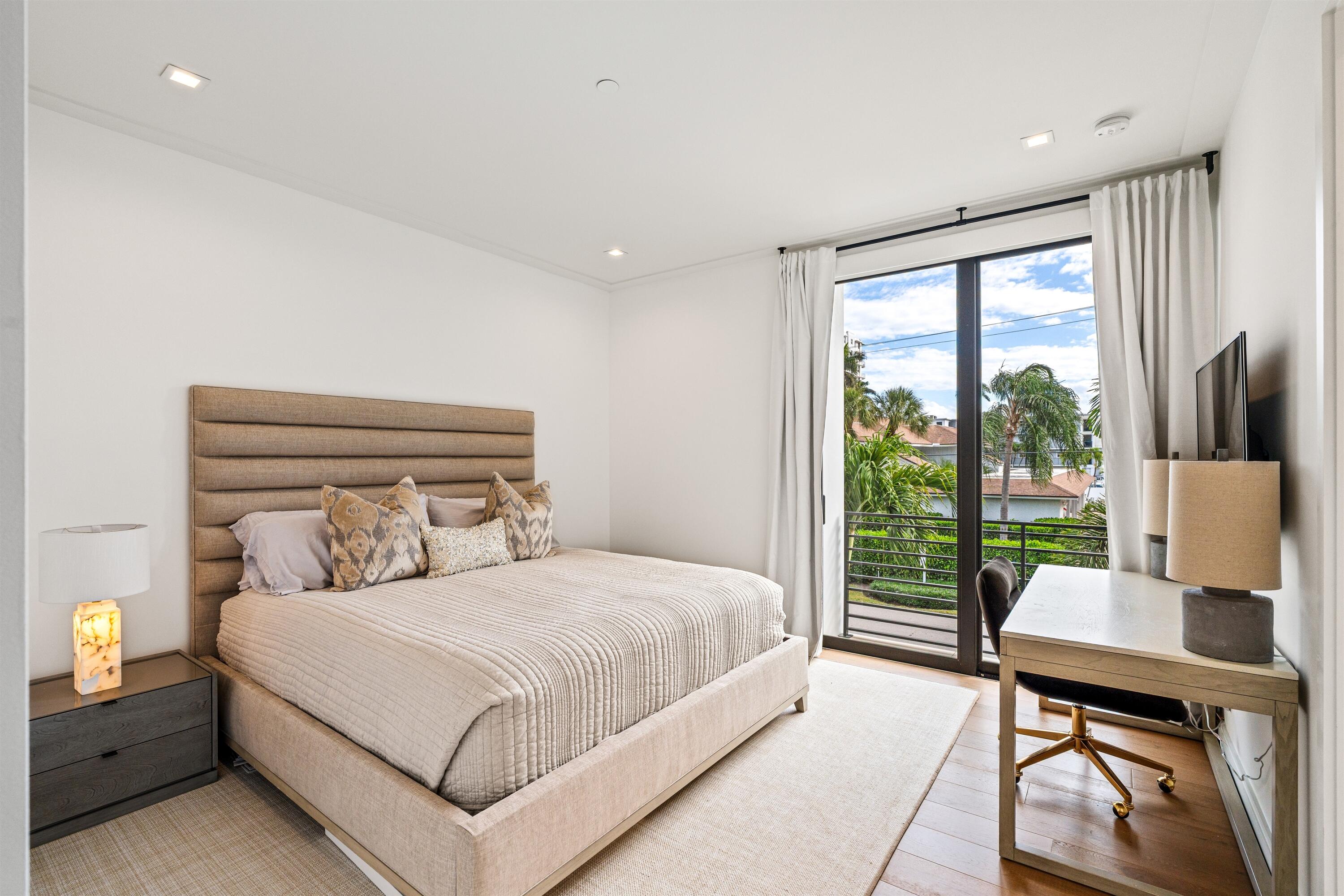 150 OCEANSIDE - Residential