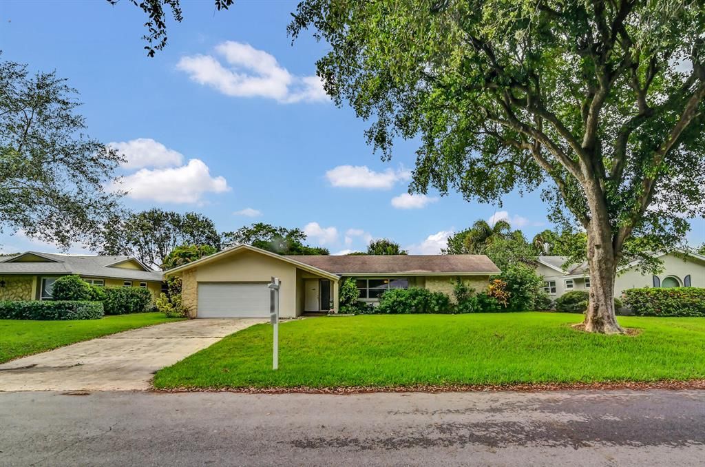 Photo of 4181 Hyacinth Circle S, Palm Beach Gardens, FL 33410 (MLS # R10897474)