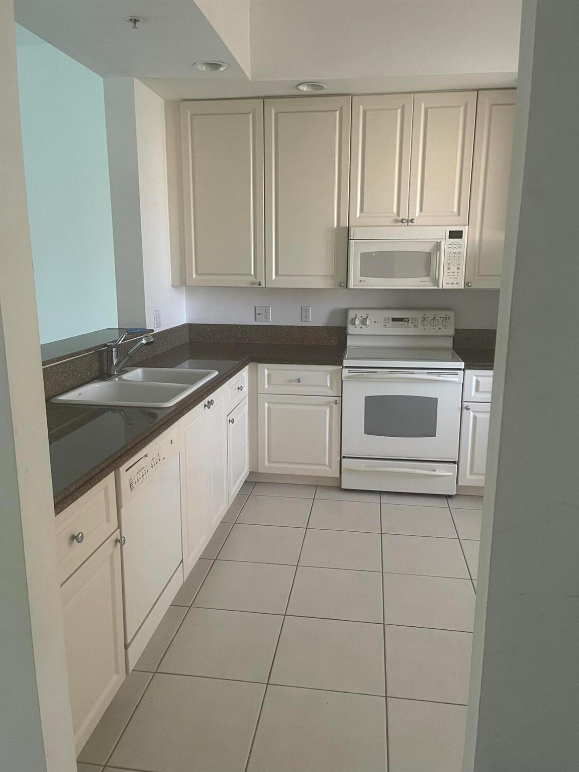 HARBOUR ISLE AT HUTCHINSO - Residential Lease