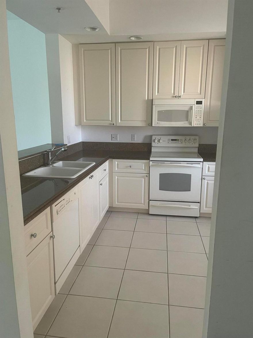 Corner penthouse.  Close to restaurants, beaches, etc.  Clubhouse, bocce ball, gymn, exercise room, BBQ grill, etc.