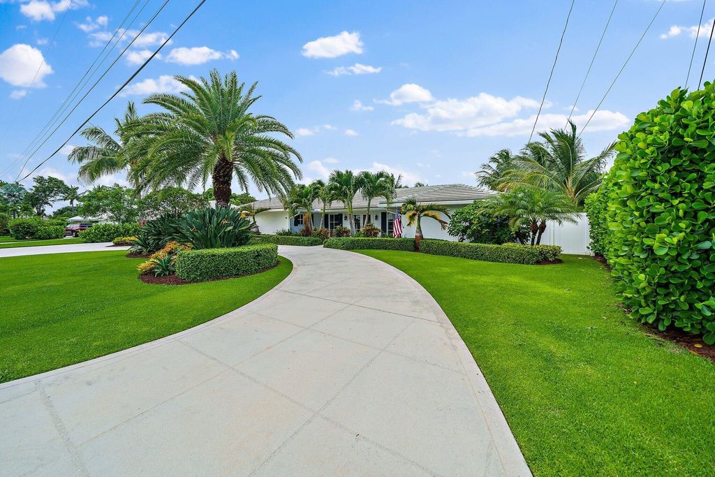 Photo of 98 Golfview Drive, Tequesta, FL 33469 (MLS # R10963556)