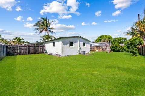 Tiny photo for 160 NE 60th Street, Oakland Park, FL 33334 (MLS # B26017413)