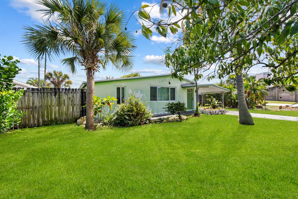 Photo of 160 NE 60th Street, Oakland Park, FL 33334 (MLS # B26017413)