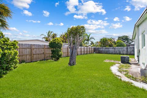 Tiny photo for 160 NE 60th Street, Oakland Park, FL 33334 (MLS # B26017413)