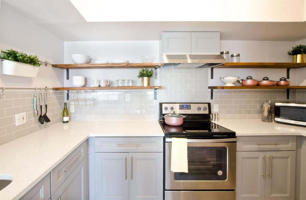 **Professionally cleaned and disinfected** Completely updated 3rd floor unit in St Andrews of Polo Club. New vinyl plank floors, SS appliances, and furniture! New kitchen with open shelving, quartz counters, new vanities in bathrooms. High speed WIFI and extra large smart TV. Balcony overlooking golf course. Washer and dryer in unit. Five star amenities: clubhouse, heated pool & spa, fitness center, tennis court, racquetball. Prime Wellington location, minutes from equestrian grounds, shopping & dining. Seasonal rates Oct - Mar min 120 day, otherwise 30 day min rental.