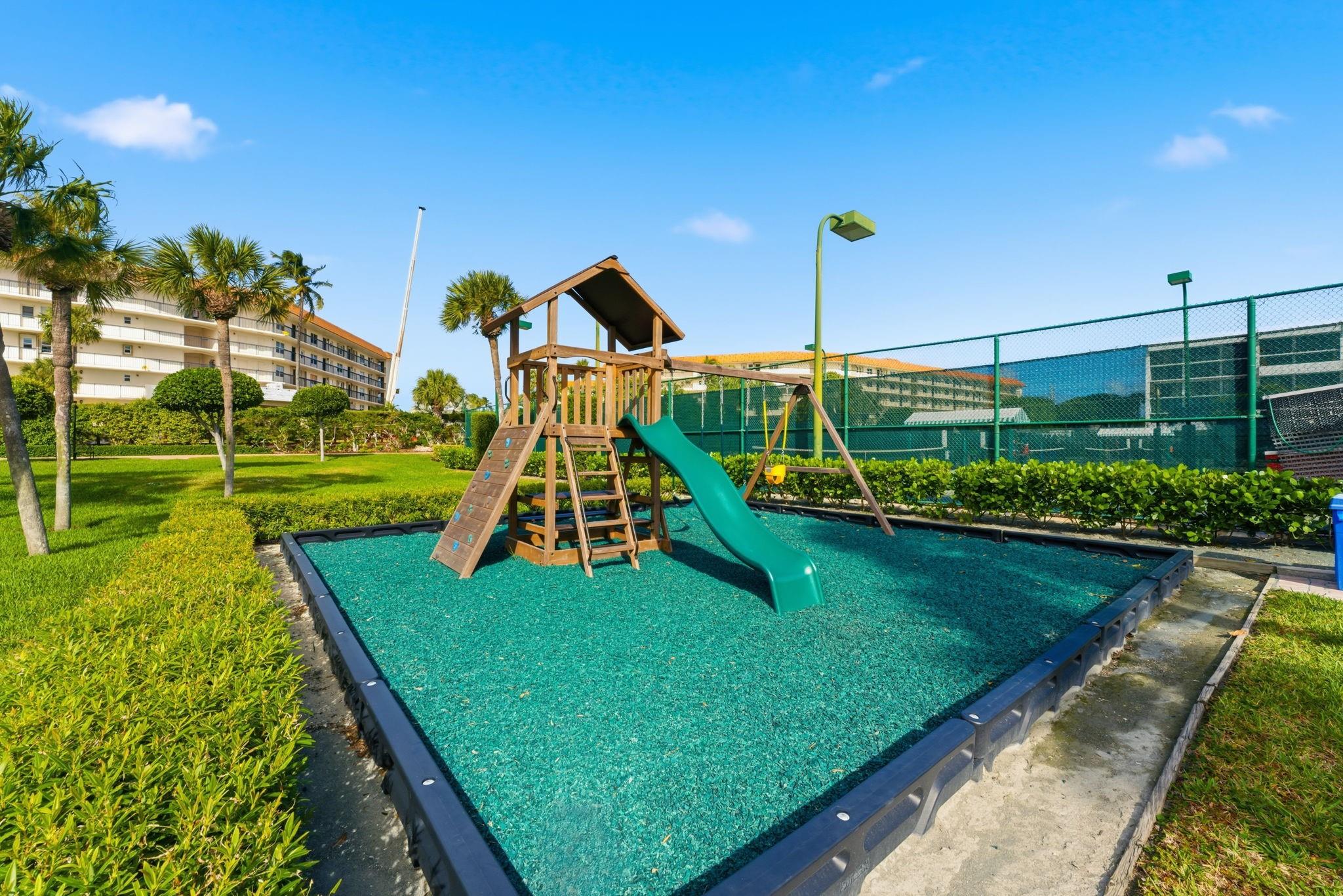 Yacht & Racquet Club - Residential