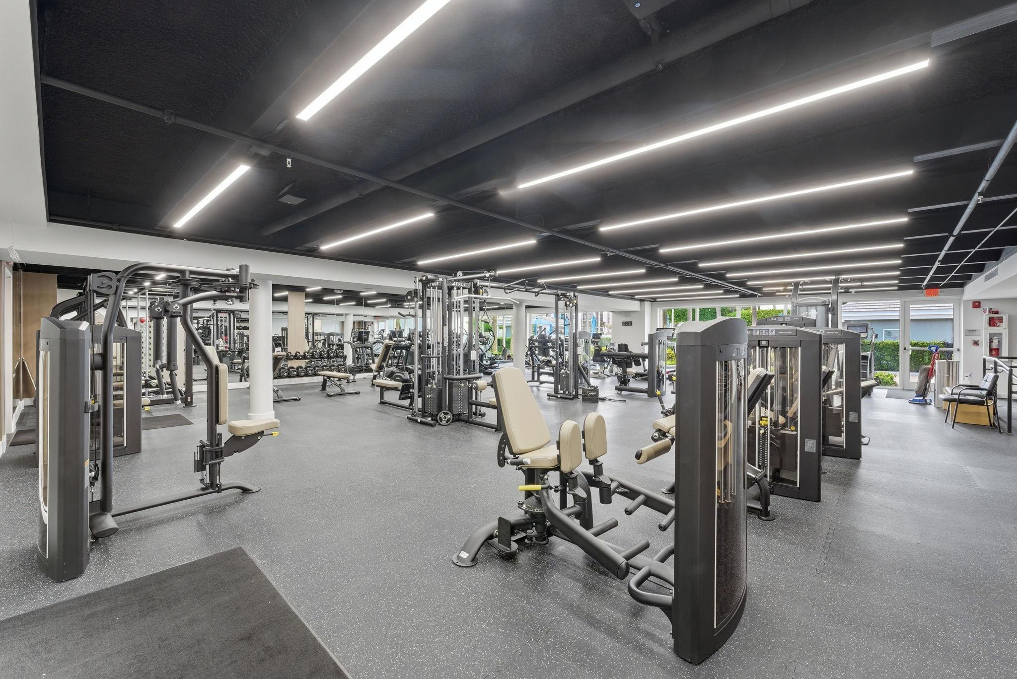 Yacht & Racquet Club - Residential