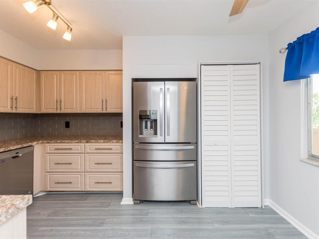 HUNTINGTON LAKES SEC ONE CONDOS - Residential