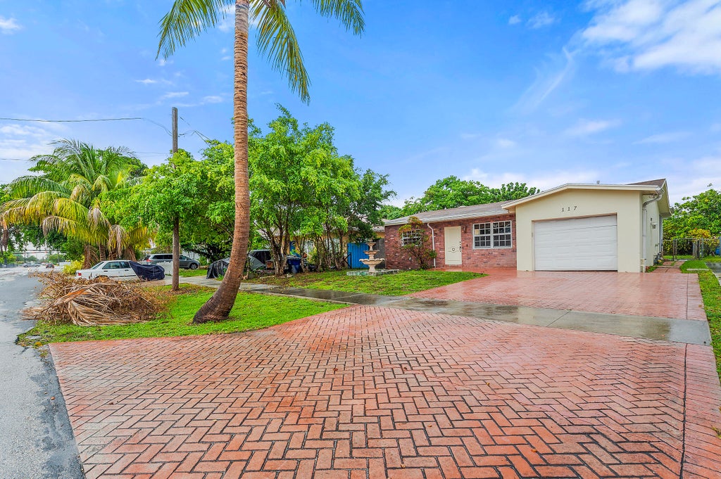 Photo of 117 SW 4th Avenue, Hallandale Beach, FL 33009 (MLS # B26078976)
