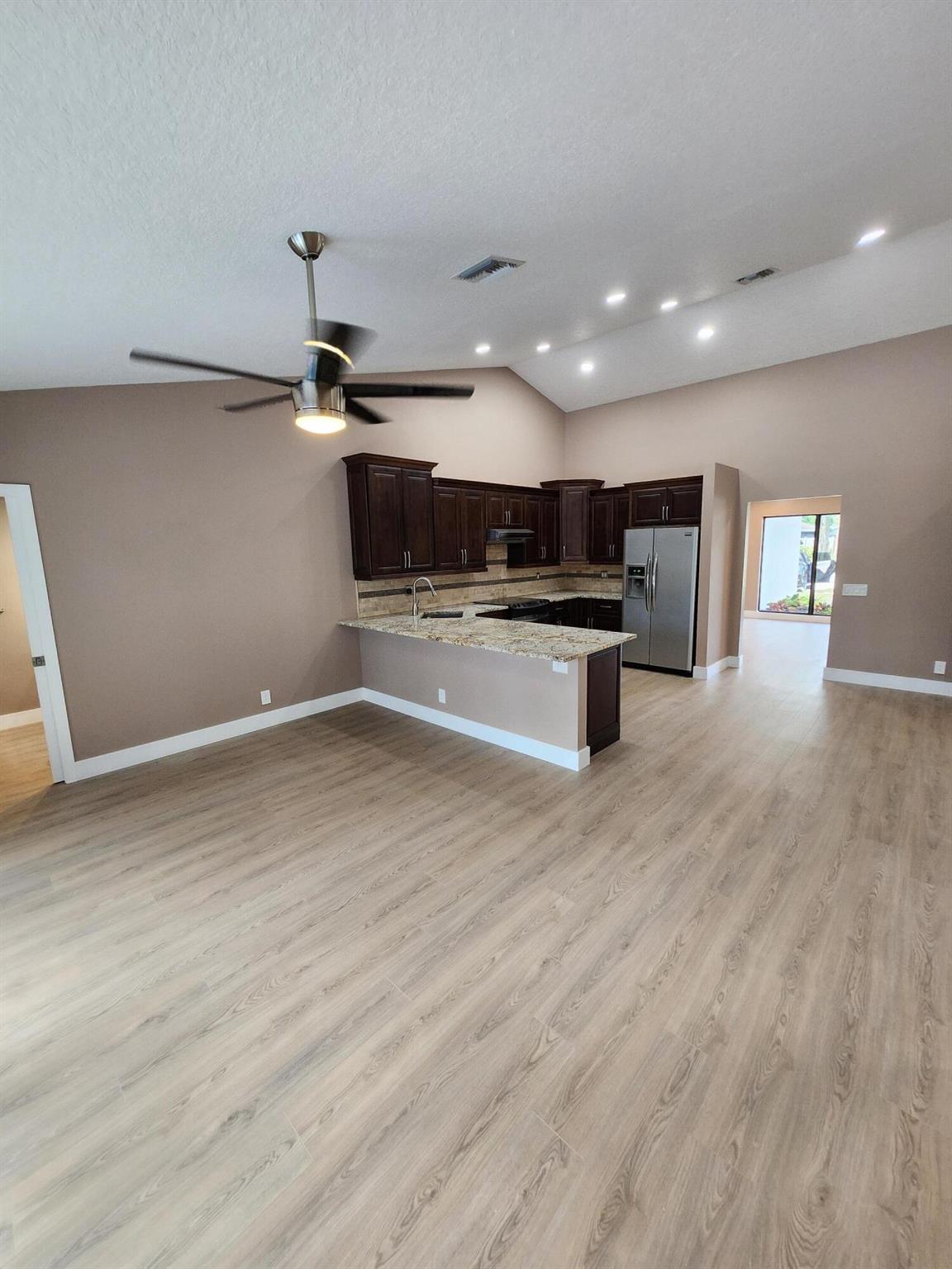 SUGAR POND MANOR OF WELLI - Residential