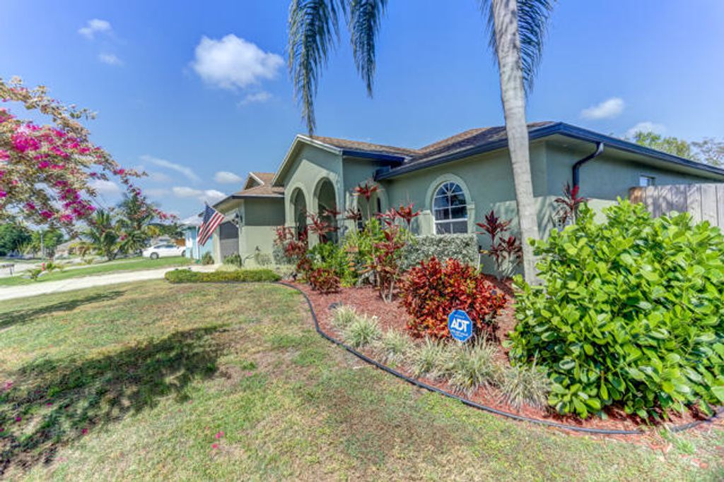Photo of 941 SW Fable Avenue, Port Saint Lucie, FL 34953 (MLS # R10970225)