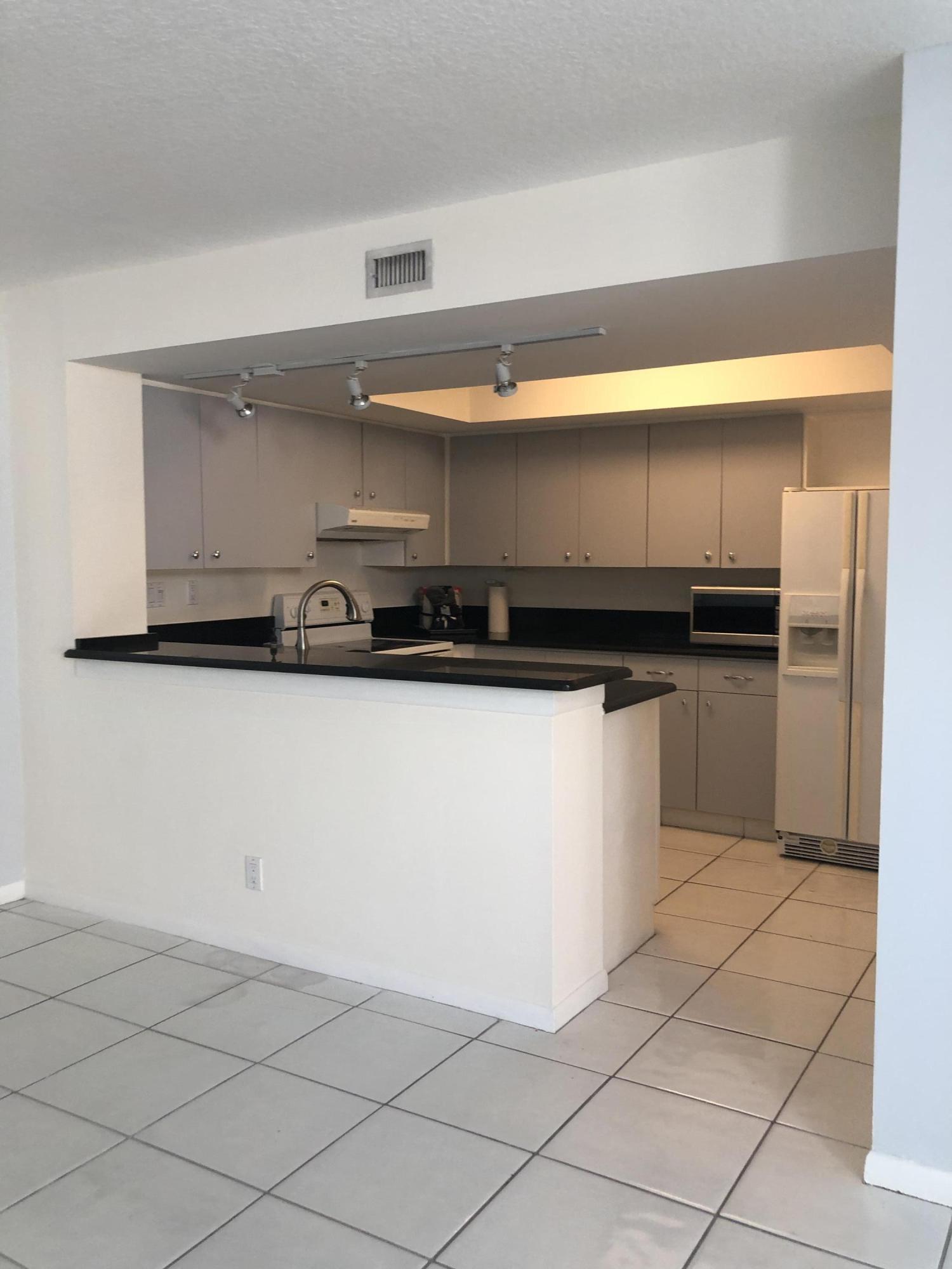 CARRIAGE HOUSES I CONDO - Residential Lease