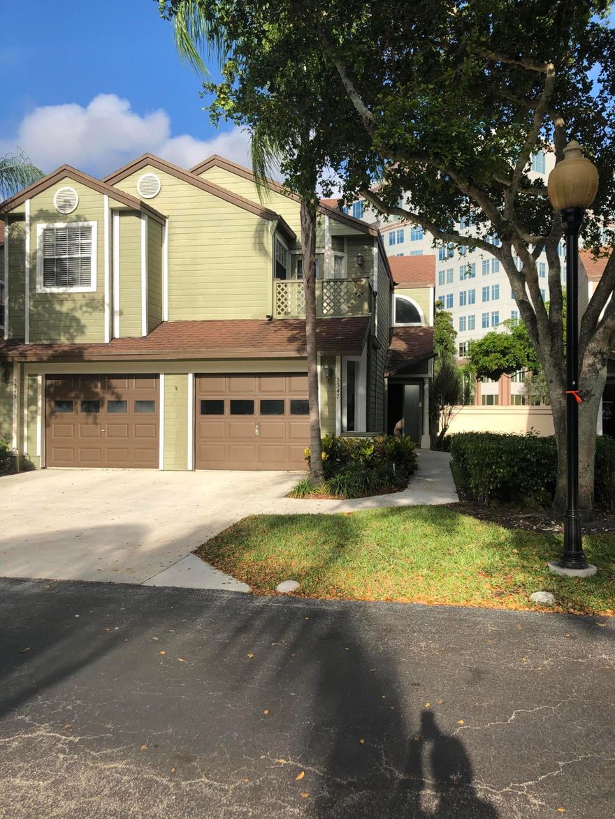 Great location in central Boca Raton walk to restaurants and shops.... This 2 bedroom 2 bath condo with 1 car garage condo.offers vaulted ceilings in the living room, cherry wood flooring in the bedrooms, large master closet, washer/dryer, freshly painted and in excellent condition! Community offers pool and tennis courts.