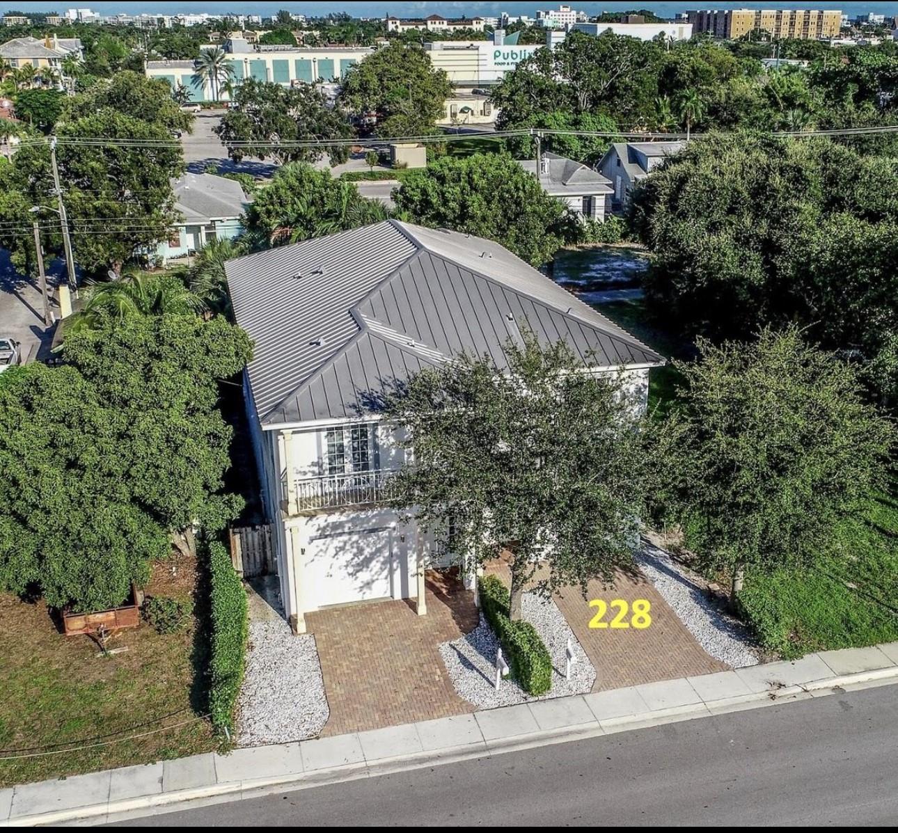 Large & Beautiful 2-story Townhouse. Elegant Porcelain Tile downstairs & Pergo Floors in Master & Guest Bedrooms. Marble Cladded showers with custom enclosures. Roman Tub, custom cabinets with elegant countertops on the kitchen & guest bathrooms. Natural stone kitchen bar, stainless steel appliances. Dual AC Units. Spacious Floor plan with 10' ceilings, large storage area. 1.7 miles from the Beach, a couple of blocks from downtown Lake Worth. Publix nearby.