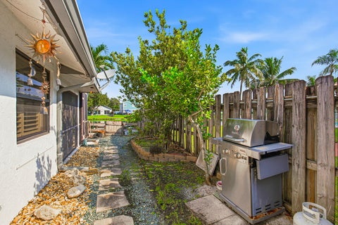 Tiny photo for 501 Lakeside Circle, Sunrise, FL 33326 (MLS # B26086187)