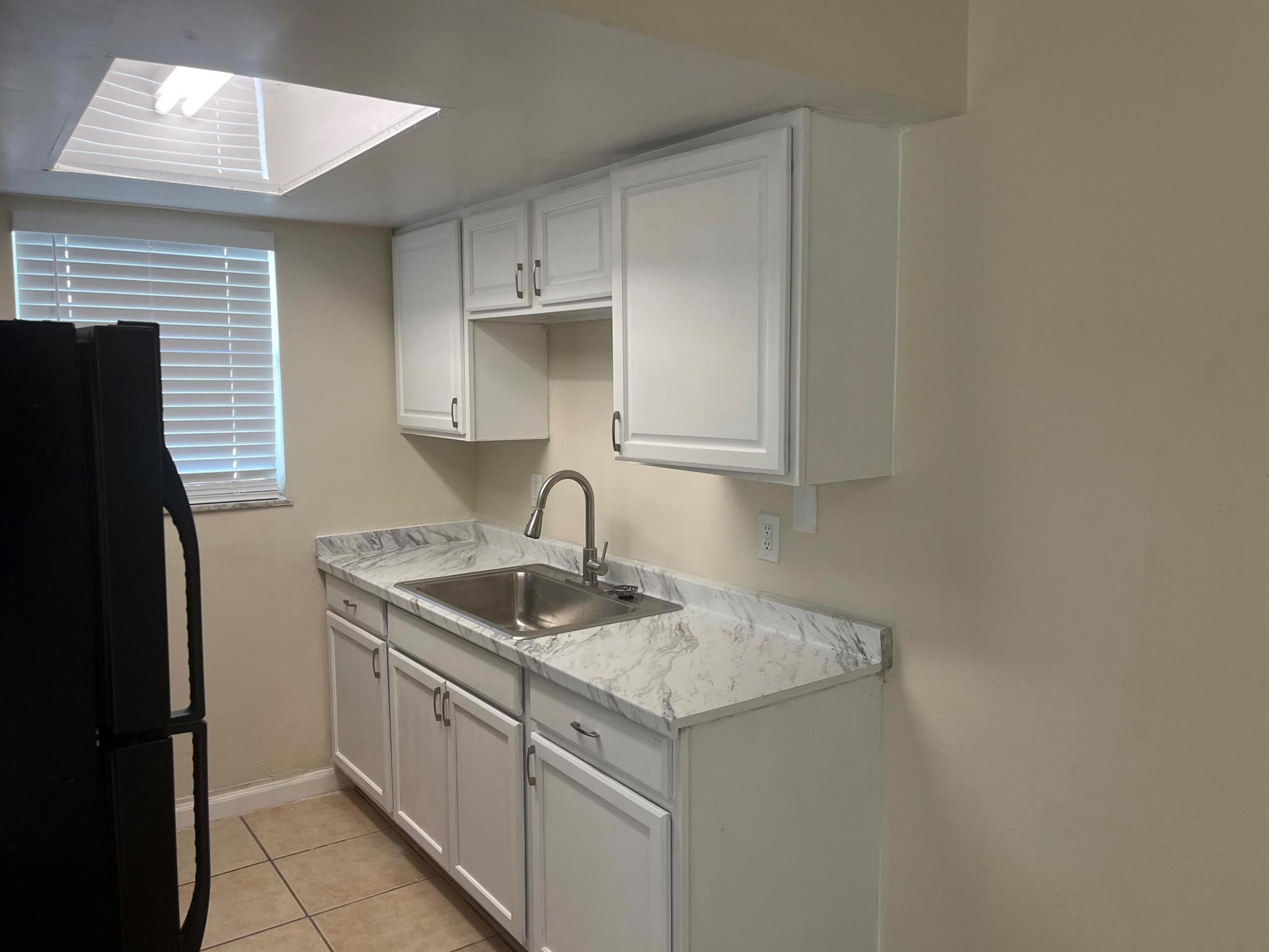 Recently updated, all tile 2 bedroom apartment in central Vero Beach. One block off 20th St close to shopping, dining and downtown.