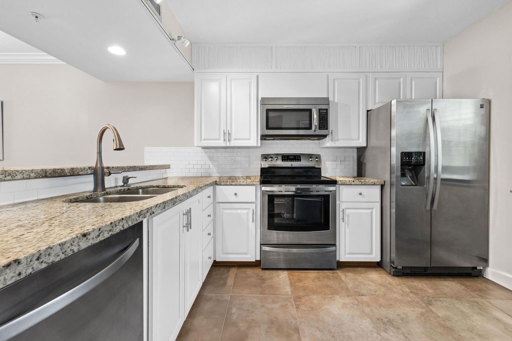 Photo of 1501 Marina Isle Way #305, Jupiter, FL 33477 (MLS # B26008193)