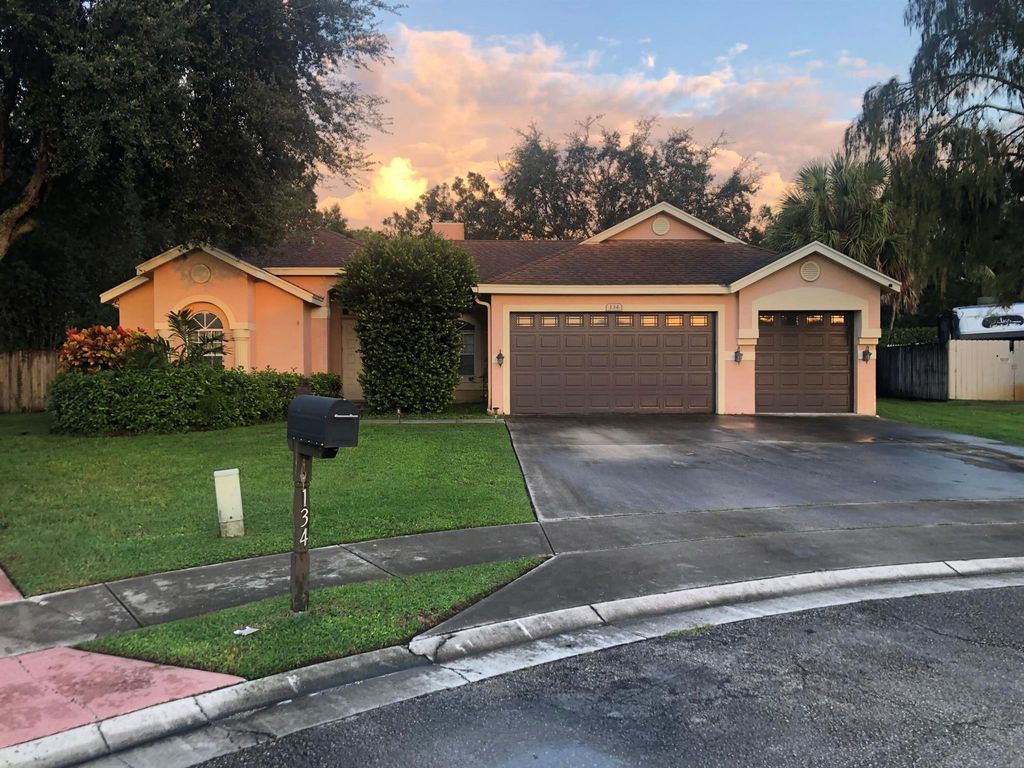 Photo of 134 Nottingham Road, Royal Palm Beach, FL 33411 (MLS # R10926099)