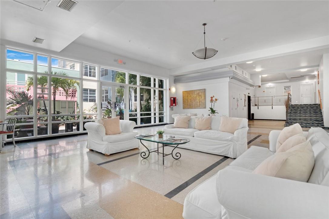 THE DRAKE CONDOMINIUM - Residential Lease