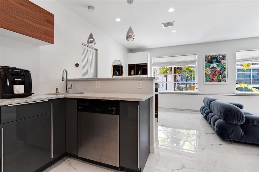THE DRAKE CONDOMINIUM - Residential Lease