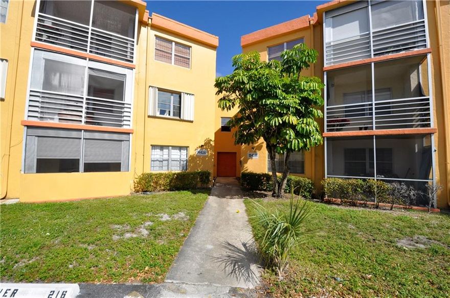 GREAT INVESTOR OPORTUNITTY!!! IT WONT LONG LAST!!!AMAZING UNIT WITH CERAMIC FLOORS