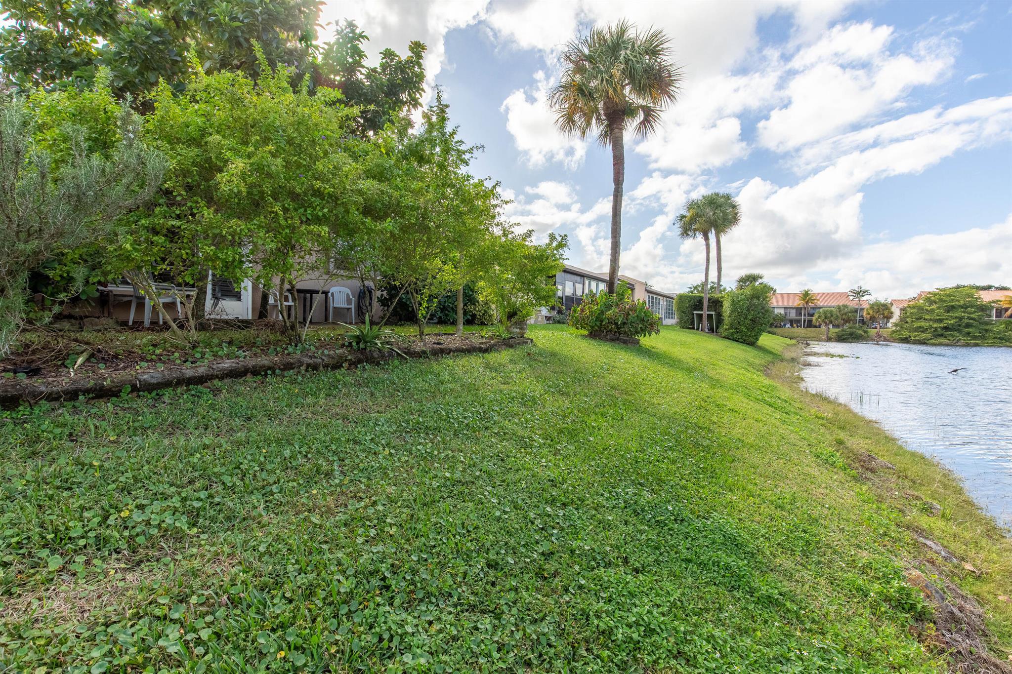 GOLDEN LAKES VILLAGE COND - Residential