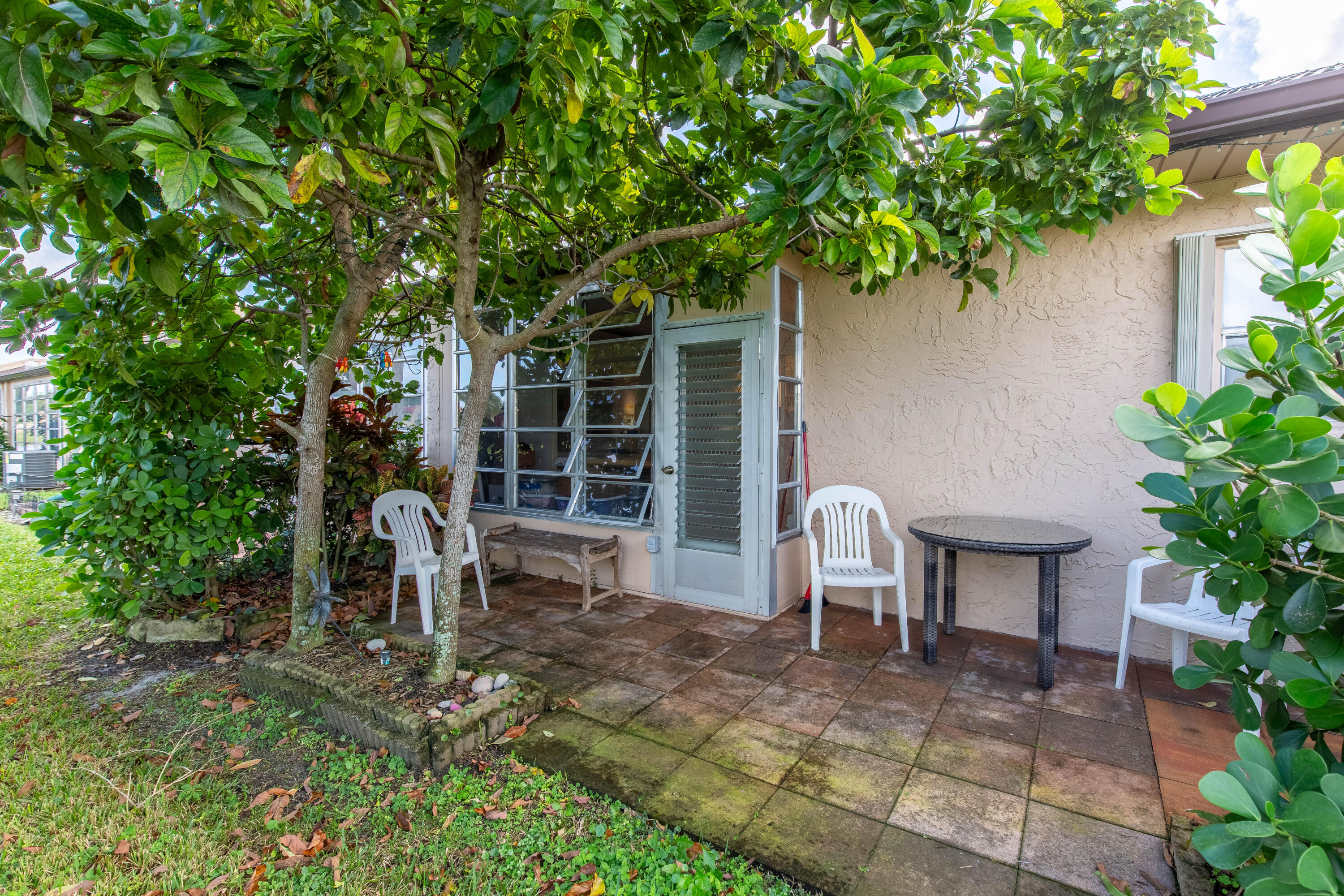 GOLDEN LAKES VILLAGE COND - Residential