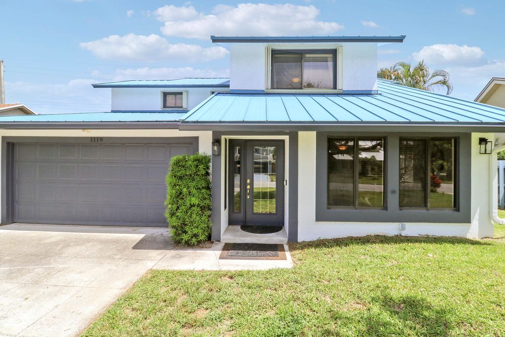 Photo of 1119 RAINWOOD Circle W, Palm Beach Gardens, FL 33410 (MLS # B26052809)
