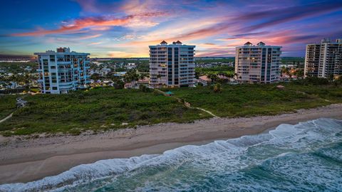 A home in Hutchinson Island