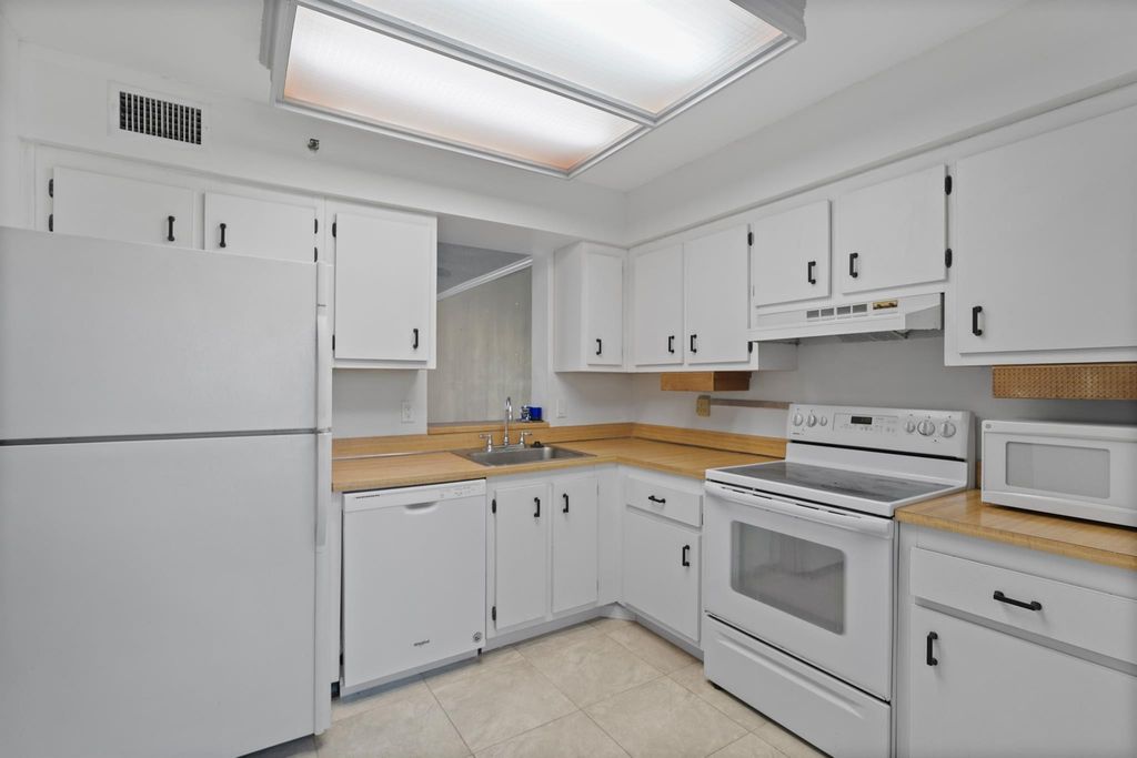 Photo of 4550 NW 18th Avenue #301, Deerfield Beach, FL 33064 (MLS # F10523287)