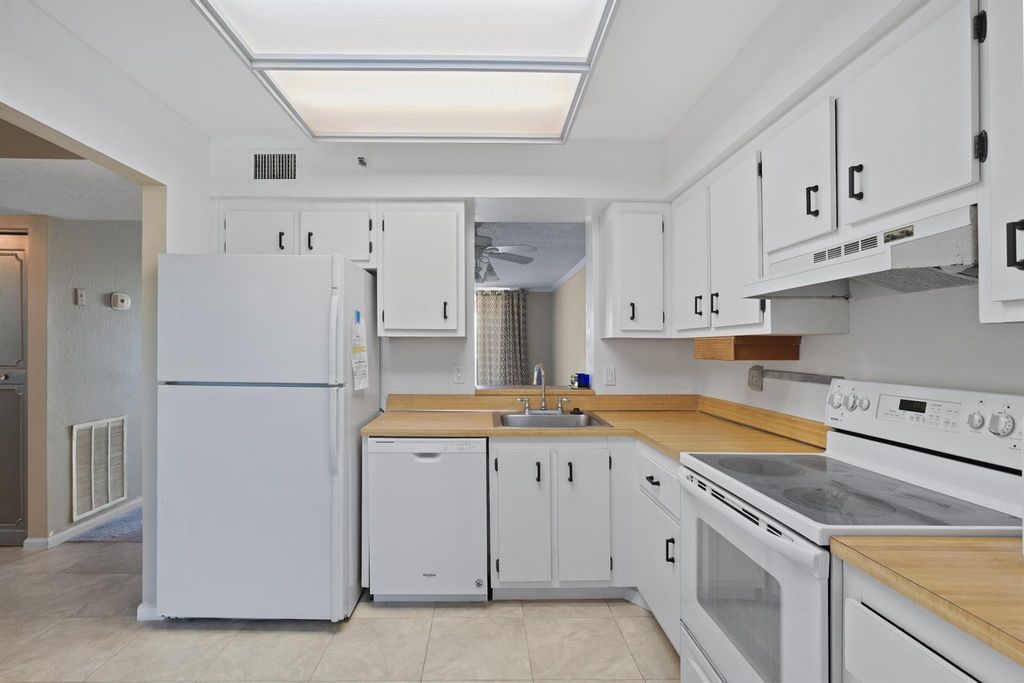 Photo of 4550 NW 18th Avenue #301, Deerfield Beach, FL 33064 (MLS # F10523287)