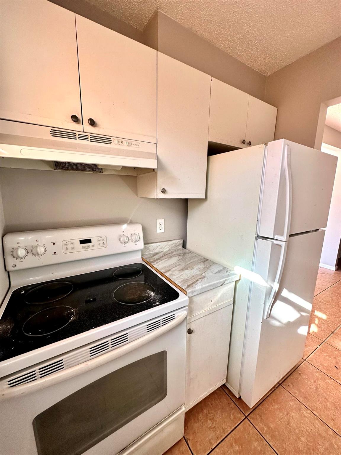 First Month Free at 1600/month rate. WATER INCLUDED.This cozy 1 bedroom, 1 bathroom apartment in South Florida is perfectly located for a convenient lifestyle. It features 2 parking spots, ensuring that you always have a place to park your car. The shared laundry facilities make doing laundry a breeze, and the central location puts you within easy reach of all the amenities that South Florida has to offer. Whether you're looking for shopping, dining, or entertainment, you'll find it all just a short drive away. This is the perfect apartment for anyone who wants a comfortable, convenient, and affordable living space in a great location.--