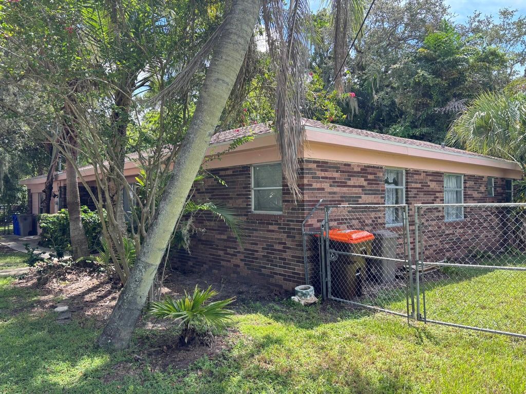 Photo of 615 4th Street, Vero Beach, FL 32962 (MLS # R11126220)