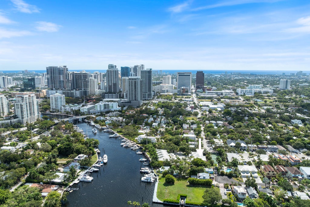 Photo of 517 SW 7th Avenue, Fort Lauderdale, FL 33315 (MLS # B26070415)