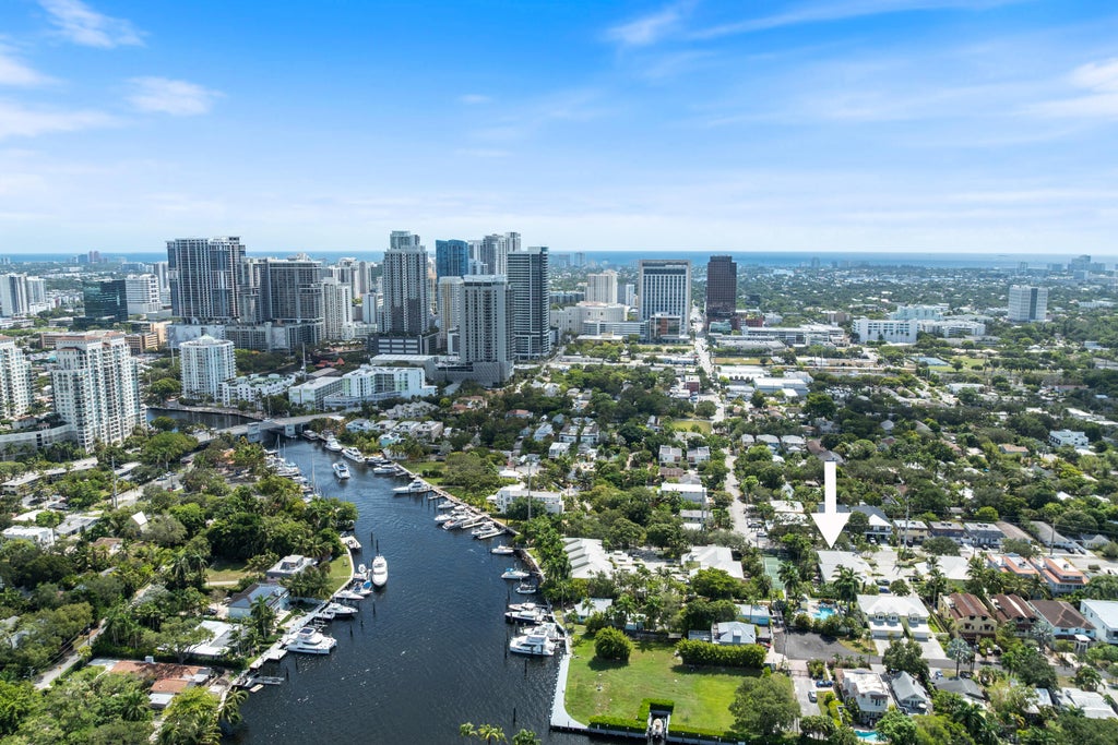 Photo of 517 SW 7th Avenue, Fort Lauderdale, FL 33315 (MLS # B26070415)