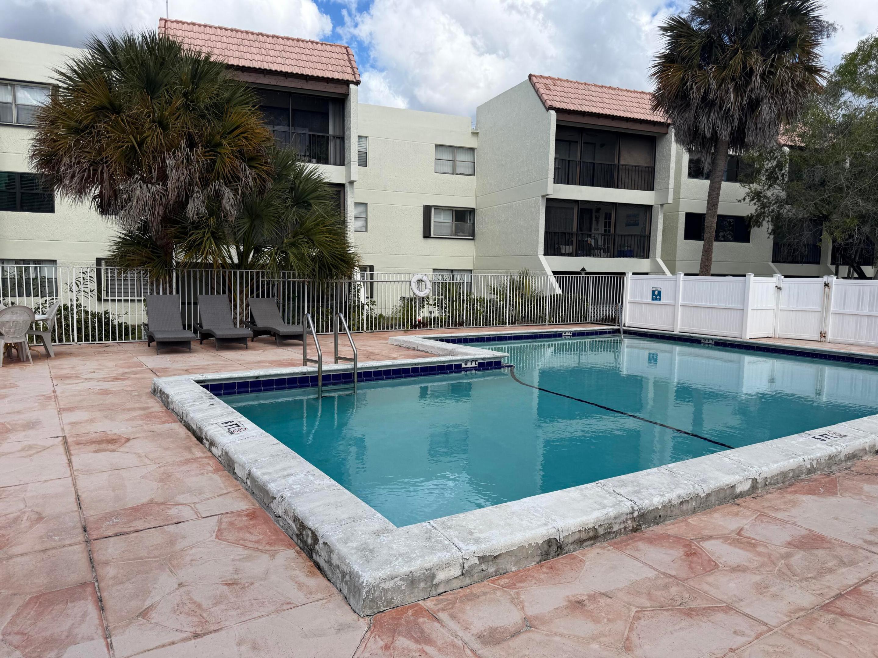 RACQUET CLUB APTS AT BONAVENTURE - Residential