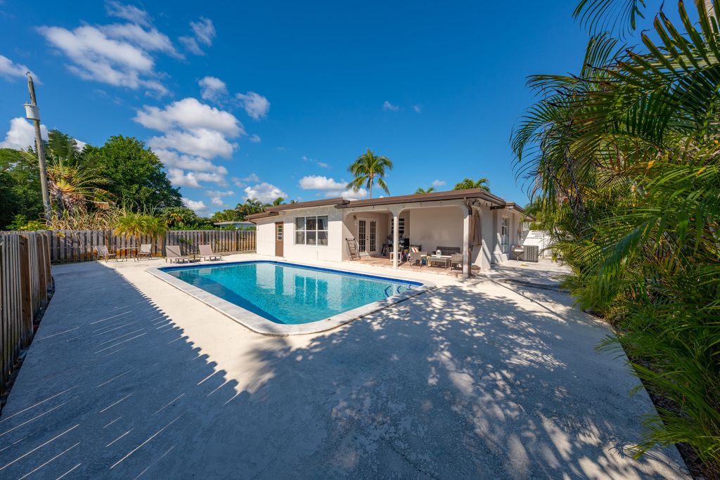 Photo of 250 NW 11 Street, Boca Raton, FL 33432 (MLS # R11144421)