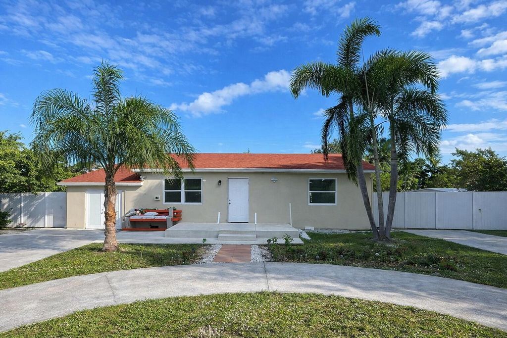 Photo of 3914 Serubi Avenue, Palm Springs, FL 33461 (MLS # R11164067)