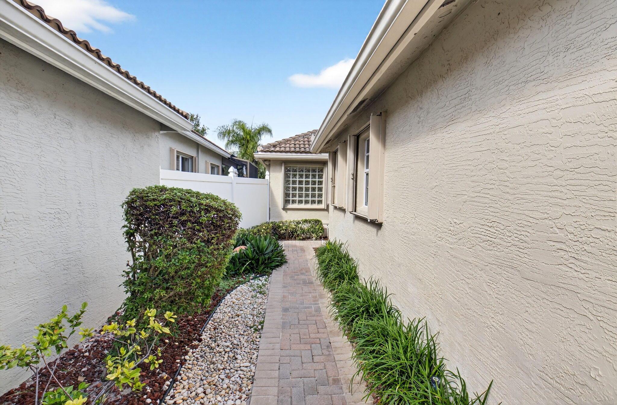 VALENCIA FALLS - Residential