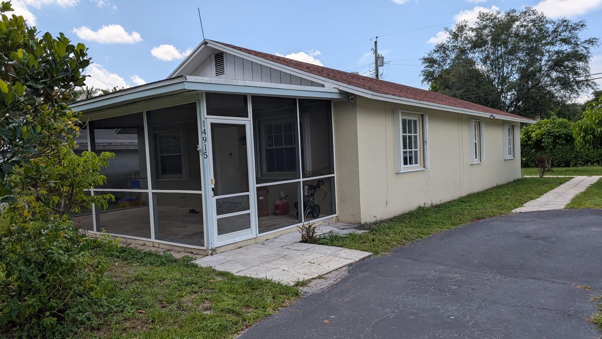 This bright corner-lot 2 bed/1 bath semi-open concept home in Country Club Acres offers comfort, flexibility and privacy. Prime Delray Beach location minutes to the beach, I95, and Downtown Delray Beach. Close to Florida Atlantic University, shopping and restaurants and PB International airport. Water, Electric, Trash, Pest Control, and Lawn Maintenance included.