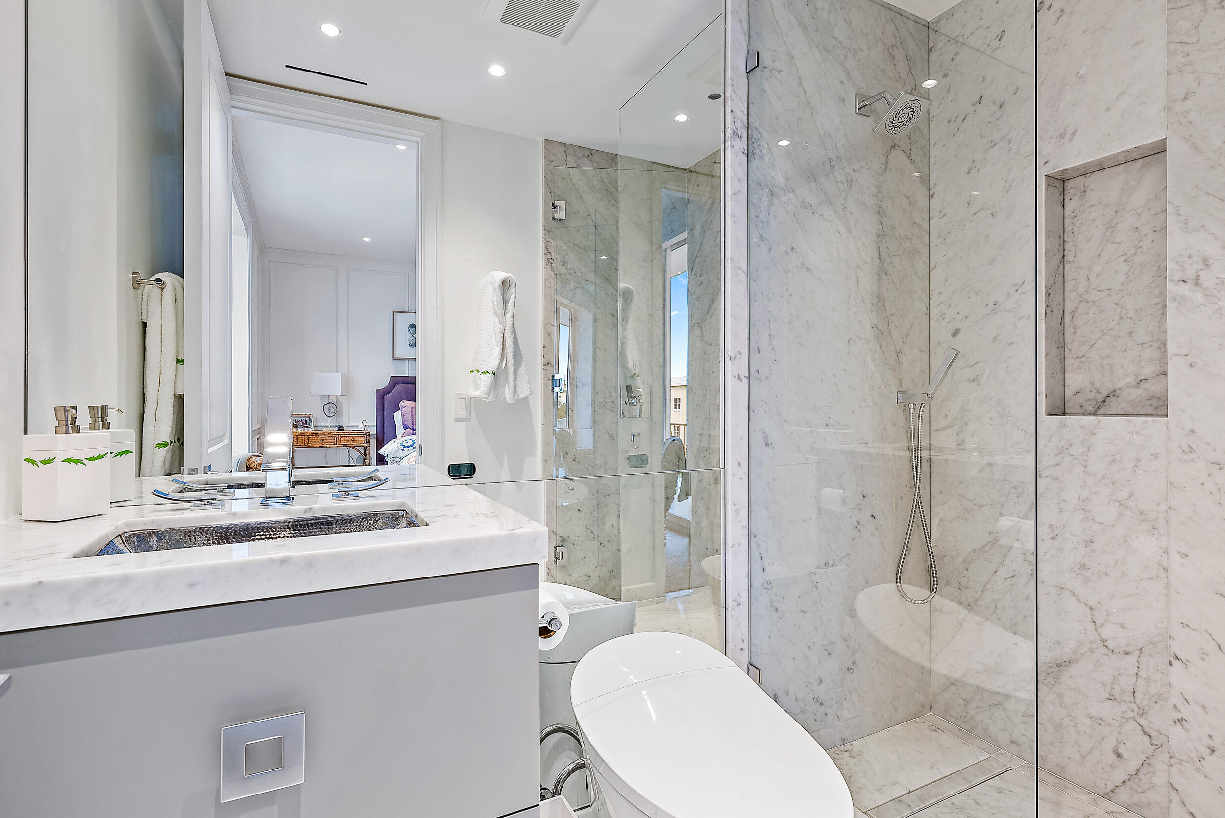 KIRKLAND HOUSE COND - Residential