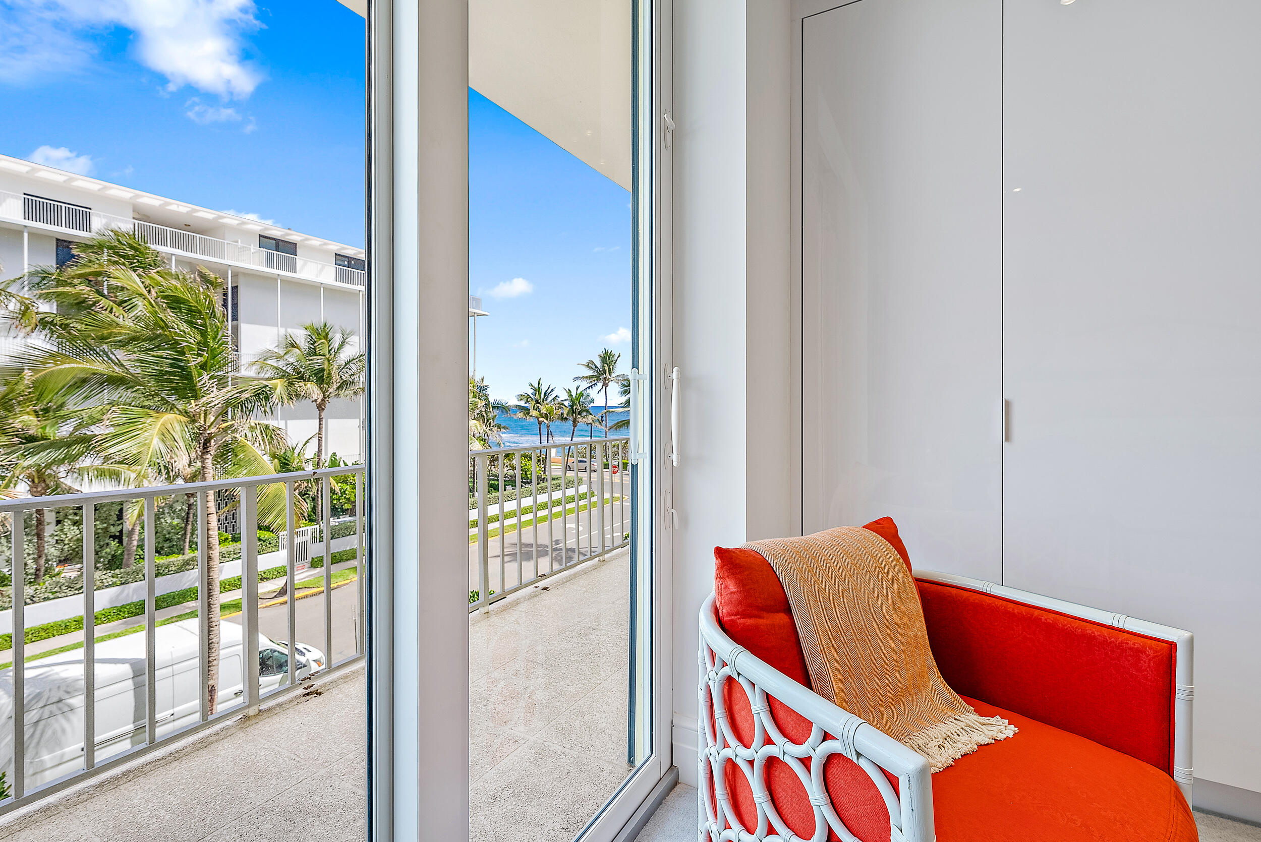 KIRKLAND HOUSE COND - Residential