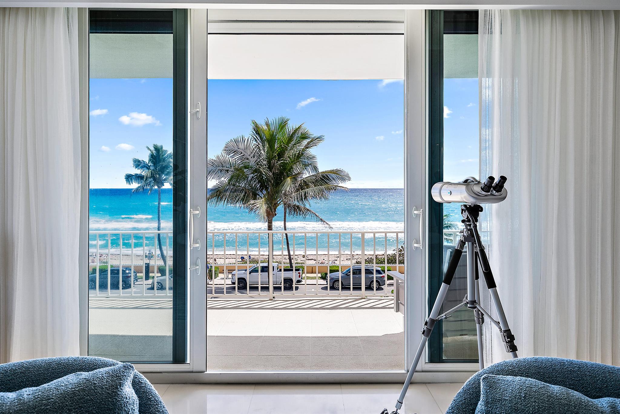 KIRKLAND HOUSE COND - Residential