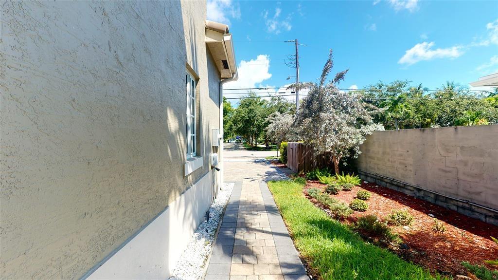632 NE 20 ST 632