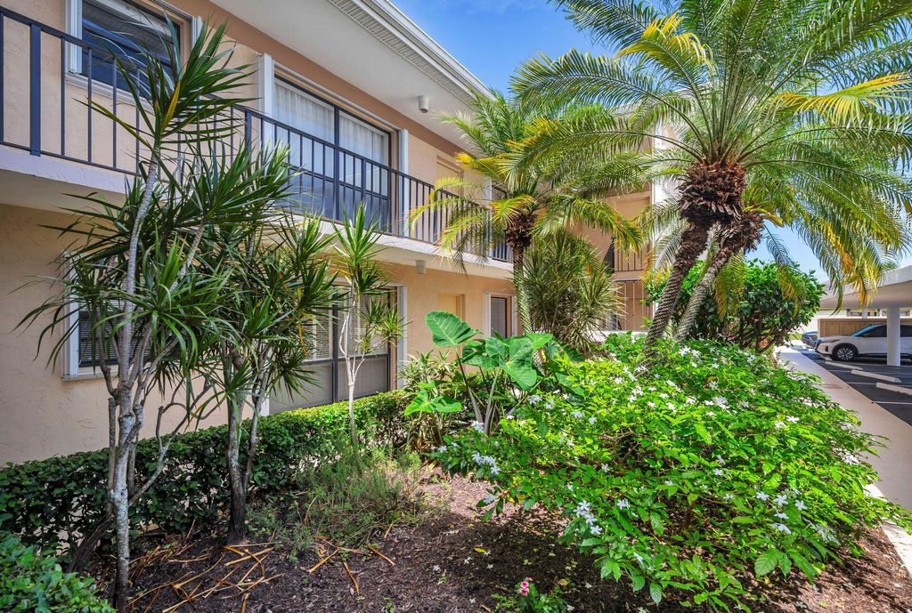 Photo of 5 SE Concourse Drive #E, Jupiter, FL 33469 (MLS # R10984463)
