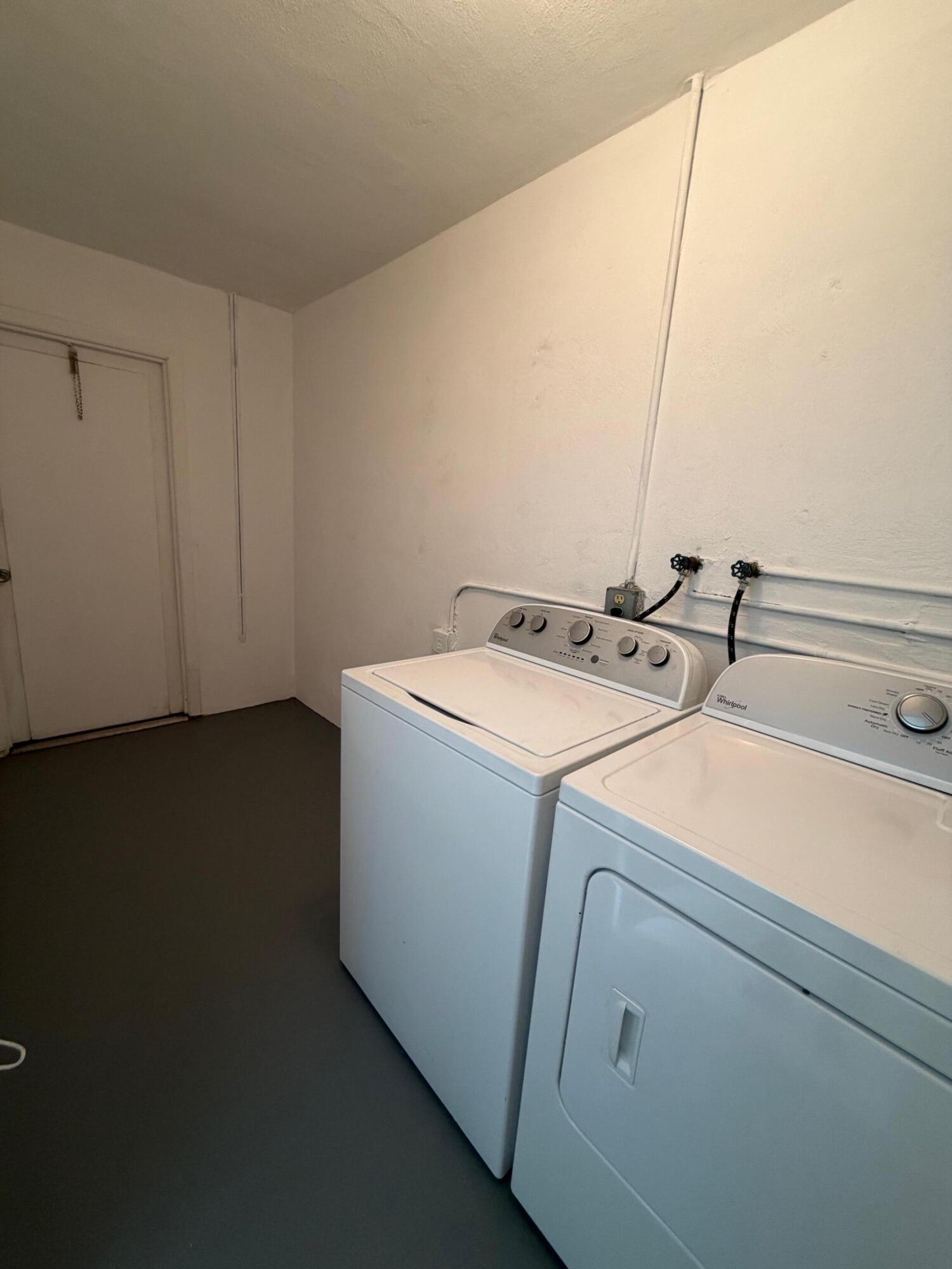 CRESTHAVEN TOWNHOMES SEC 4 CONDO - Residential